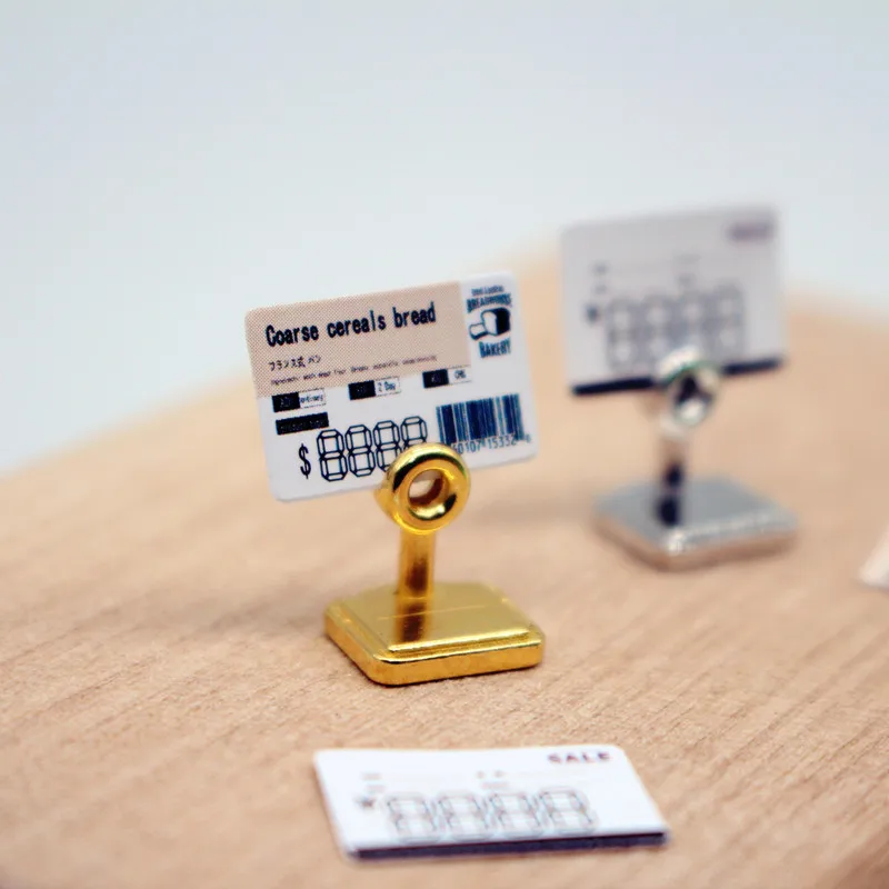 1 zestaw miniaturowych metali do zabawy w domku dla lalek: metalowe etykiety cenowe i małe karteczki z napisami, dekoracja do domku dla lalek, ozdoba do ciasteczek i ciastek, akcesoria.