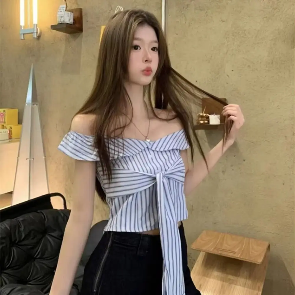 Süße kurze Damen-Bluse mit blauen Streifen, koreanischer Stil, Slim-Fit-Langarmhemden, V-Ausschnitt, Streetwear, schlanke Knöpfe, Hemden, Reisen