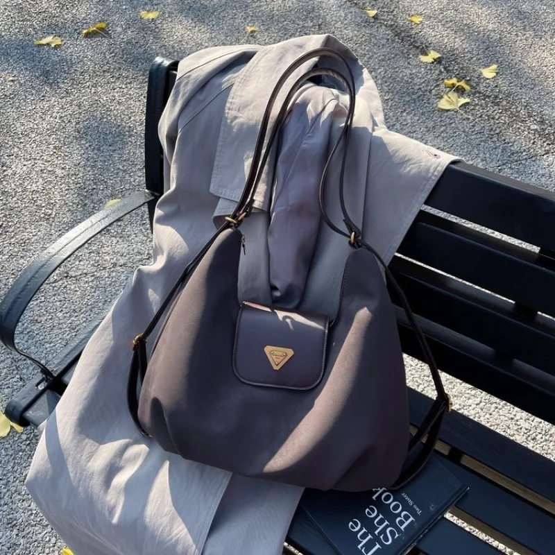 

Stylish Women Hand Bag Boasting Paris Classic Style And Trendy Design Elements Made Of Premium Easy-Clean Leather​