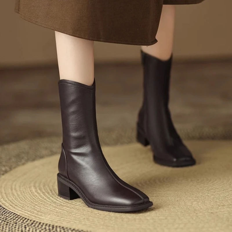 

Коричневые кожаные полувысокие сапоги на среднем каблуке с квадратным носком для женщин, осень-зима, модные женские туфли до середины икры на флисовой подкладке 2025 г.