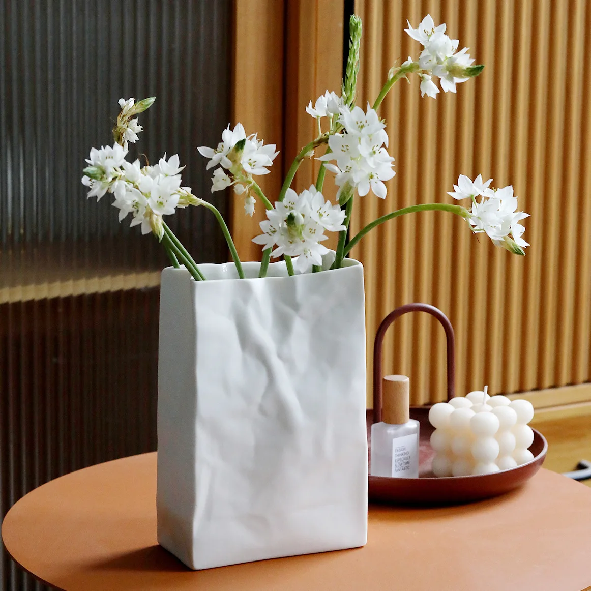 

Modern Minimalist Luxury Wrapped Paper Bag Vase - Creative Resin Flower Arrangement, Unique Decorative Centerpiece