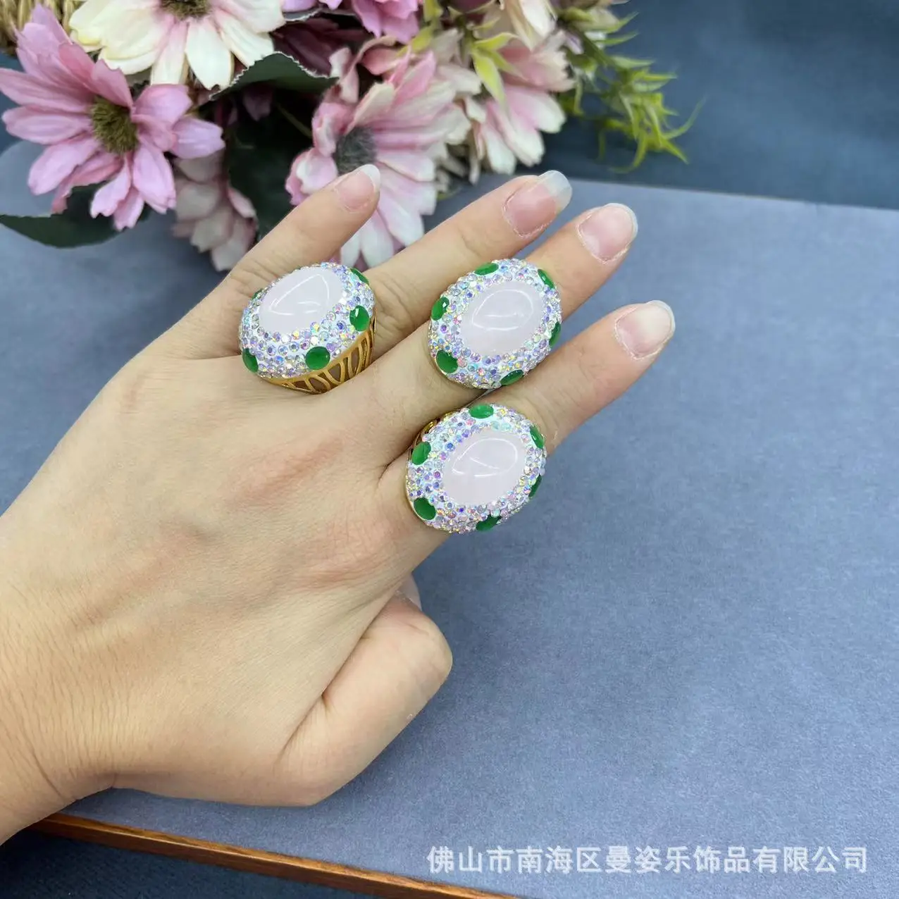 

Natural raw ore powder crystal, set with emerald fashion personality handmade full ring, supply wholesale ring