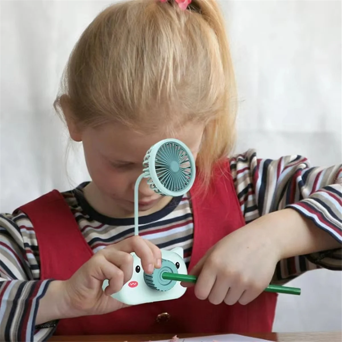 A62K حامل قلم مكتب منظم تخزين حاويات أقلام رصاص متعددة الوظائف مبراة قلم رصاص عملية (أنماط وألوان عشوائية)