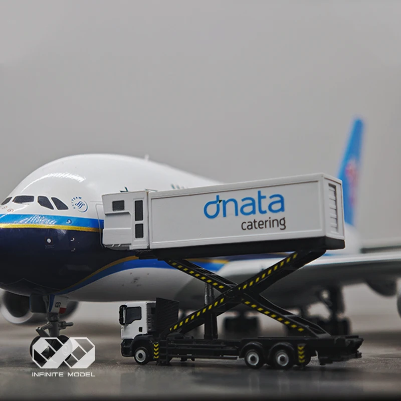 

DNATA AIRLINE Scale1/200 MAN Air Catering truck 3D Airport Service Vehicles Scene Modelling painted handmade Model cars