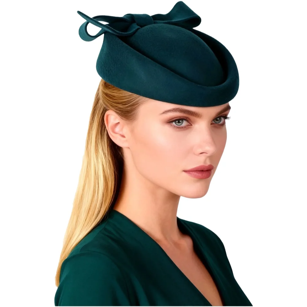 Damski kapelusz fedora z wełny w stylu vintage, czarny, filcowy, na czerwony klosz, idealny na cerkę, przyjęcie herbaciane, wesele, derby, fascynator, czerwony dodatek dla pań. — zdjęcie 2