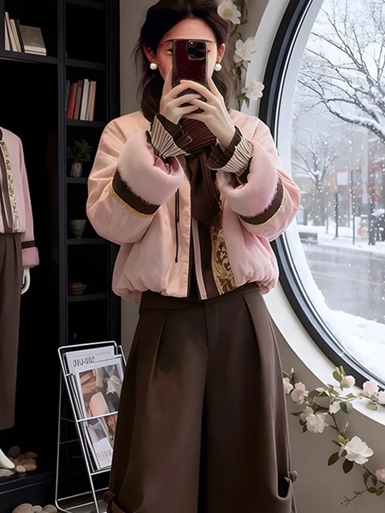 

Модный повседневный комплект из хлопковой куртки и брюк с широкими штанинами. Новая зимняя коллекция. Дышащий, средней толщины, на пуговицах.