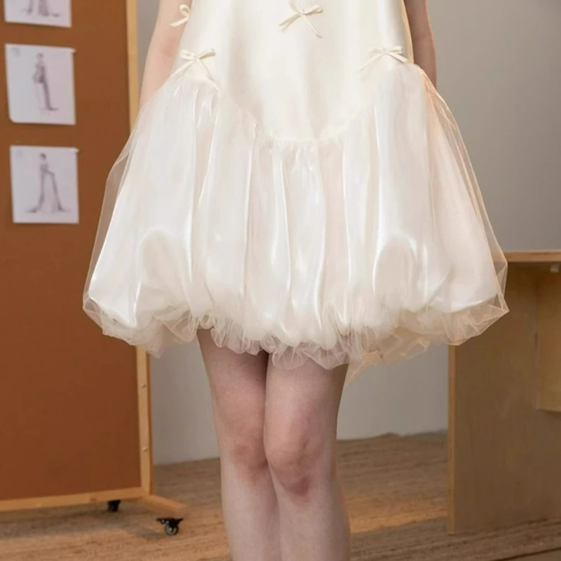 เดรสสีพื้นสไตล์ฝรั่งเศส เรียบหรู อ่อนโยน สำหรับผู้หญิง ฤดูร้อน 2026 แฟชั่นใหม่ กระโปรงสั้นชายผ้าซาตินผูกโบว์