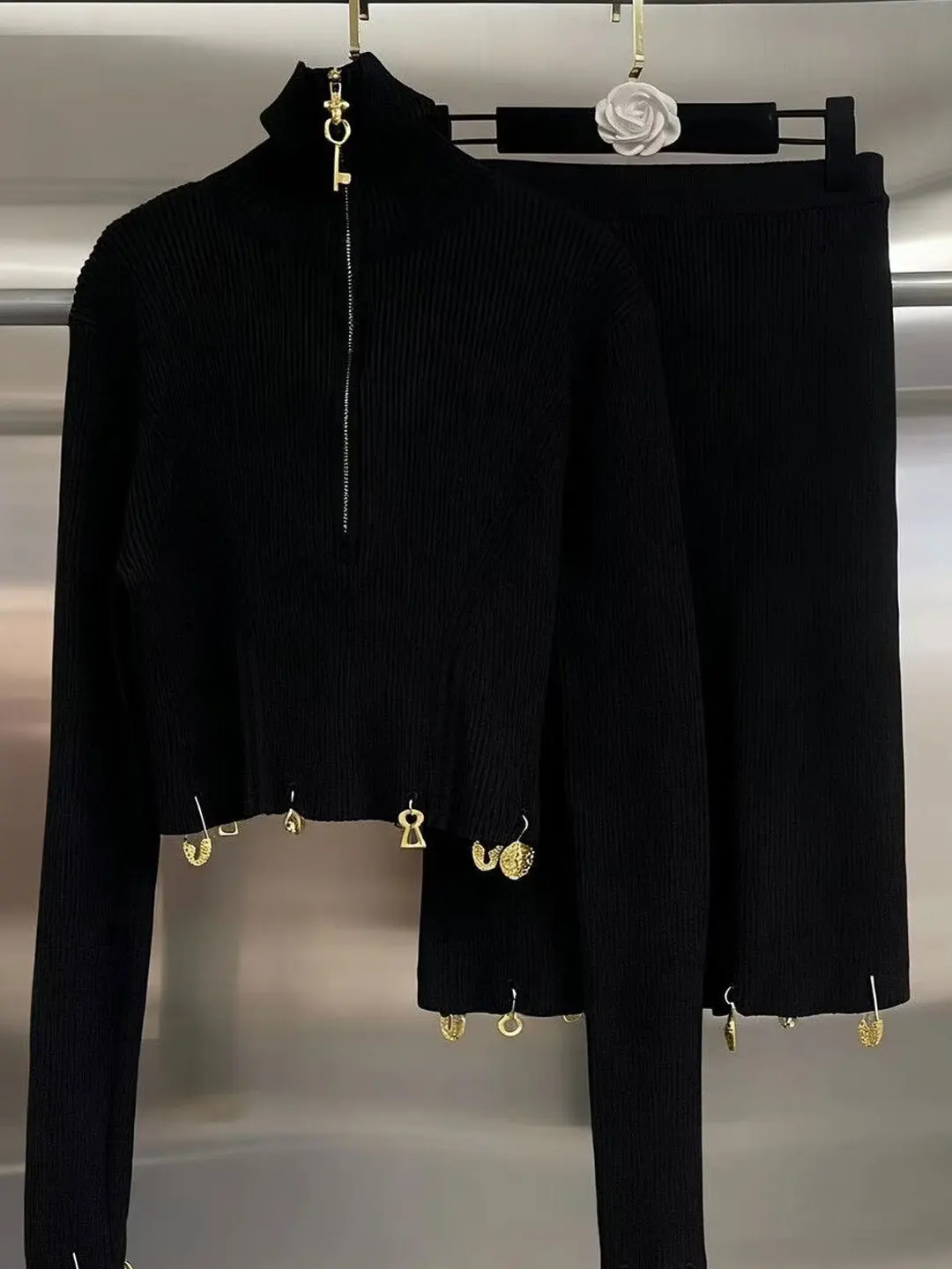 

Модный комплект из вязаного топа с длинными рукавами и юбки с металлическим декором в стиле ретро, женский осенне-зимний комплект, новый стиль, однотонный, с высокой талией