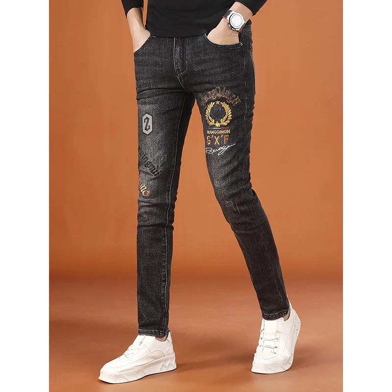 Pantalones estampados bordados para hombre, novedad de otoño 2021, ropa ligera de lujo para hombre, pantalones vaqueros elásticos de pierna pequeña