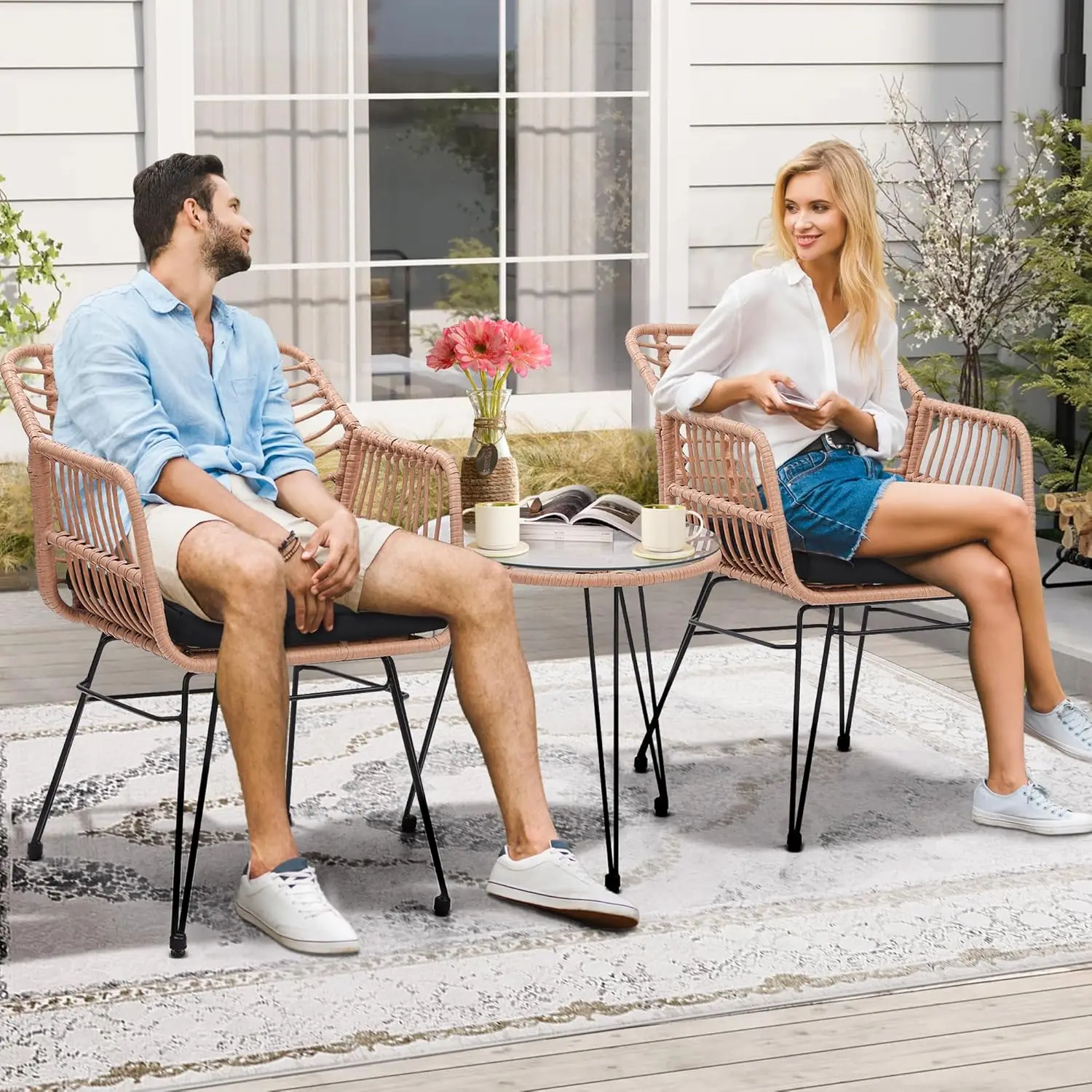 Set di mobili da bistrot da patio in vimini da 3 pezzi, include 2 sedie in rattan e tavolo con piano in vetro, ideale per portico, esterno, cortile