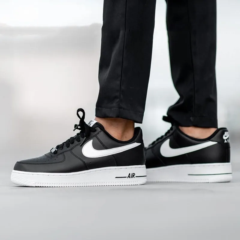 Nike Air Force 1 sepatu kasual untuk pria, sepatu pelat tahan selip modis klasik warna hitam dan putih, sepatu kasual untuk pria