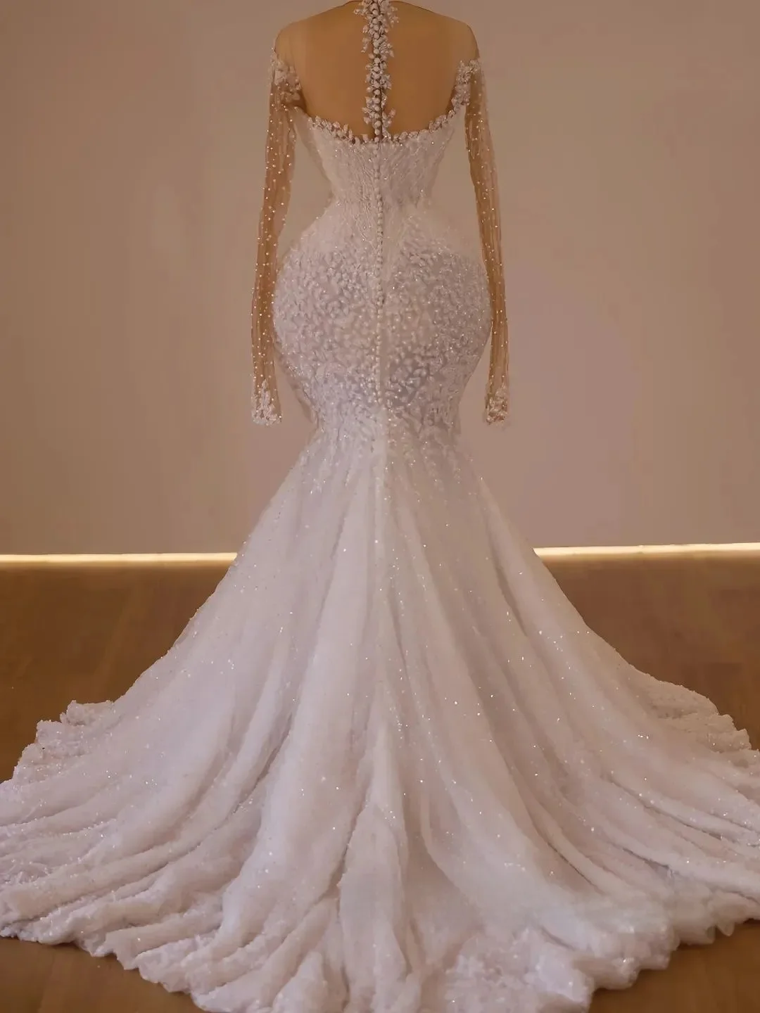 カスタムメイドのプラスサイズのアフリカのウェディングドレス、花嫁のためのマーメイドスタイルのイリュージョンシアーロングスリーブ、アップリケとビーズをあしらったレースのブライダルガウン