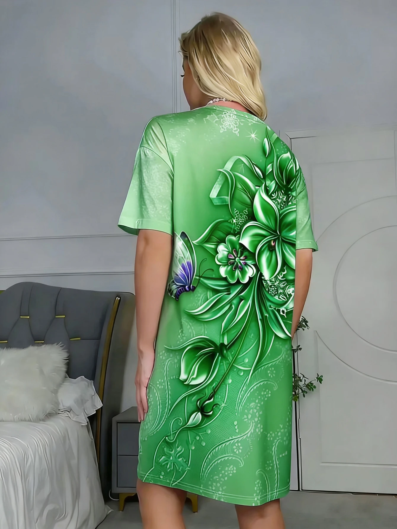 Lussureggiante abito t-shirt ampio stampato floreale verde e farfalla - Abbigliamento da casa casual con vibranti motivi naturali, lavabile in lavatrice