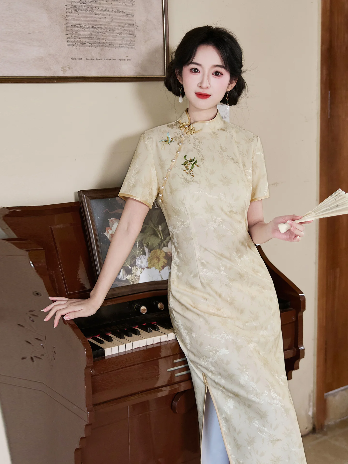 

Новое китайское длинное платье-ципао для молодых женщин, цвета шампань, дышащее, комфортное, для повседневной носки, с цветочным узором