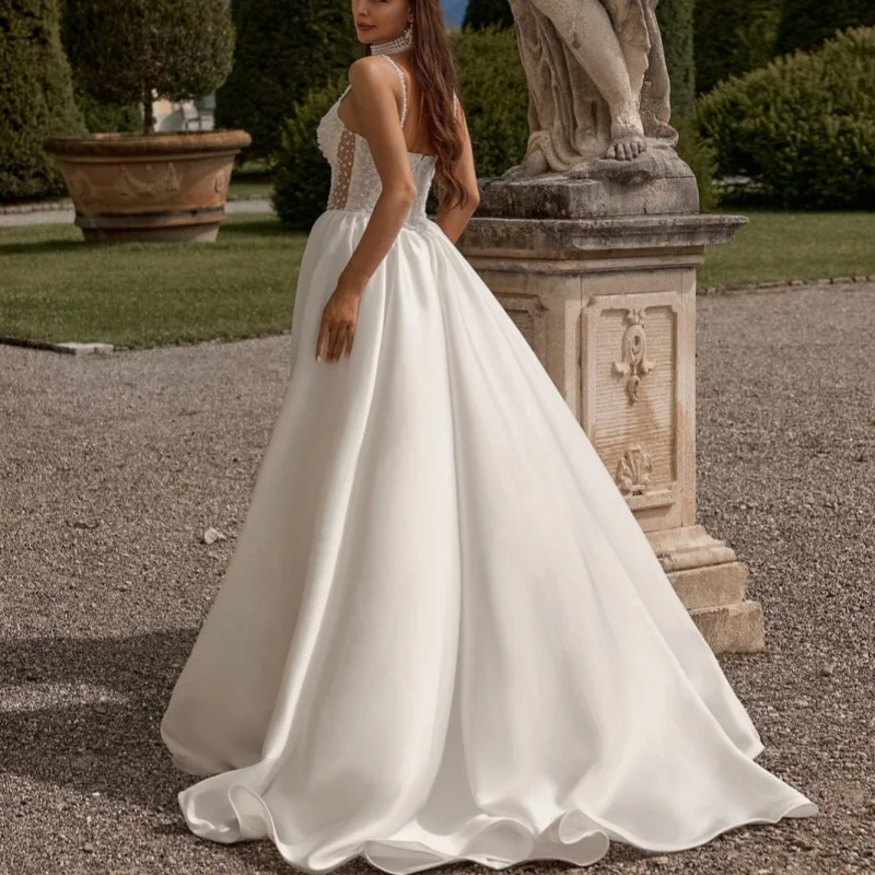 Abiti da sposa bianchi con spalle scoperte La decalcomania del corsetto Abiti da sposa con perle Perline Una decorazione della gonna multistrato Realizzato ﻿ Personalizza