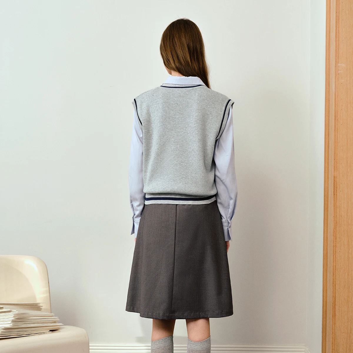 Olrain feminino estilo preppy francês colete sem mangas mistura de lã simples camisola profunda decote em v casual outono 2025 novos topos o57qj000651