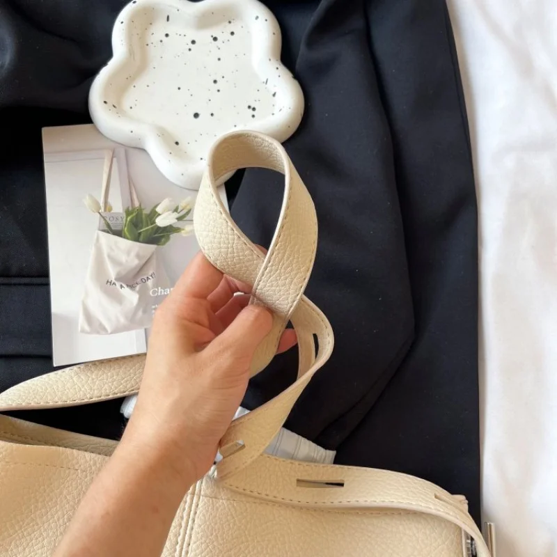 

Elegant Women's Crossbody-Bag By Luxury Brand Leather Crafted Lightweight And Fashionable For Modern Ladies
