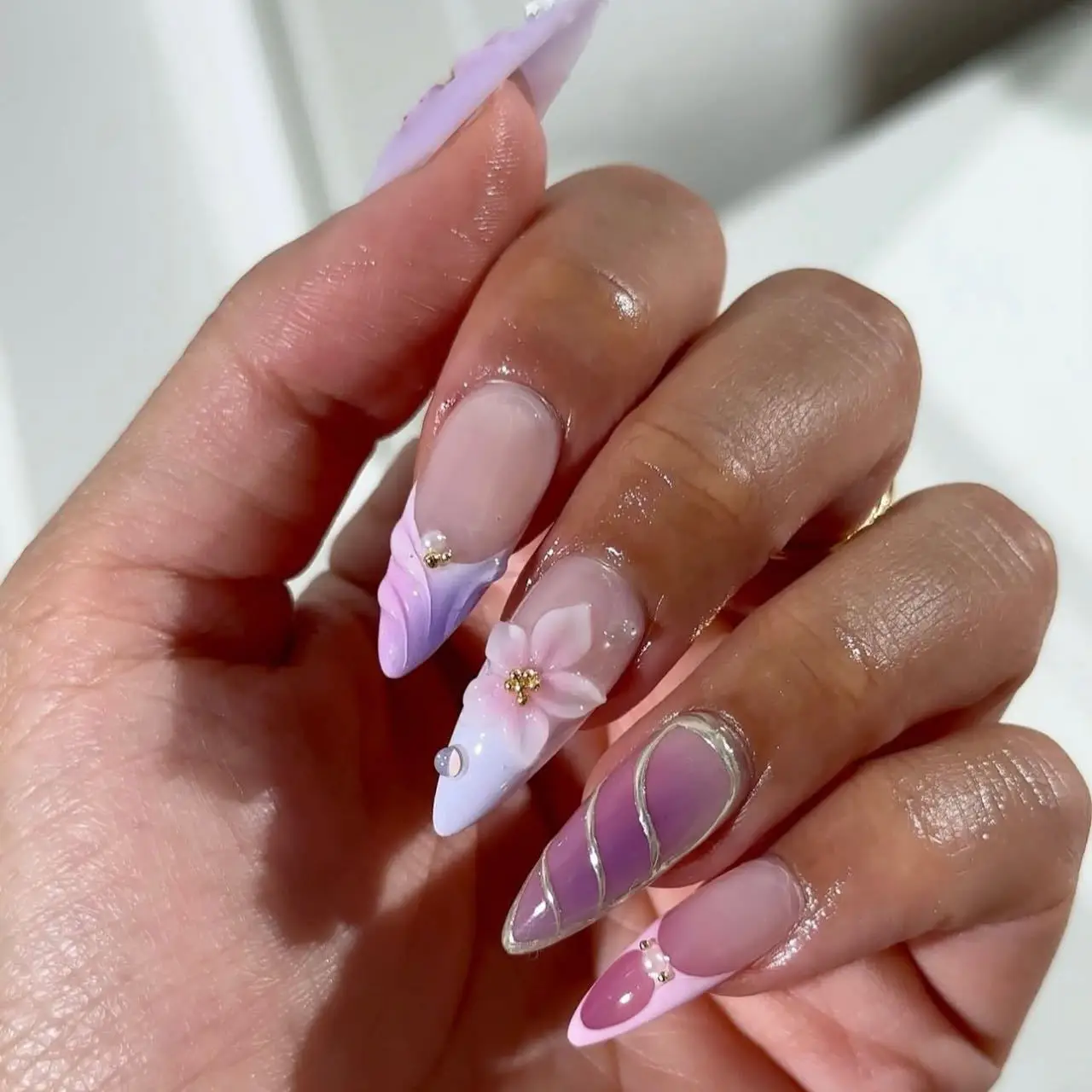 

24PCS 3D Carved Dreamy Press on nails Three-dimensional Flower Pearl Nail Art Piece Detachable Press on Fake Nail