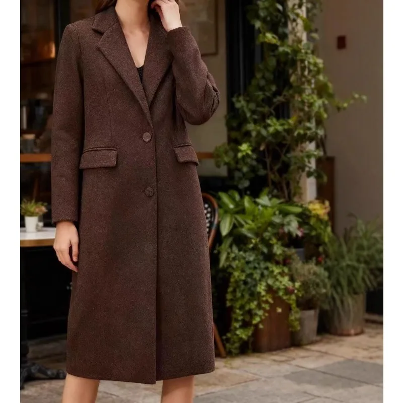 Modny płaszcz wełniany o uniwersalnym kroju na rok 2025