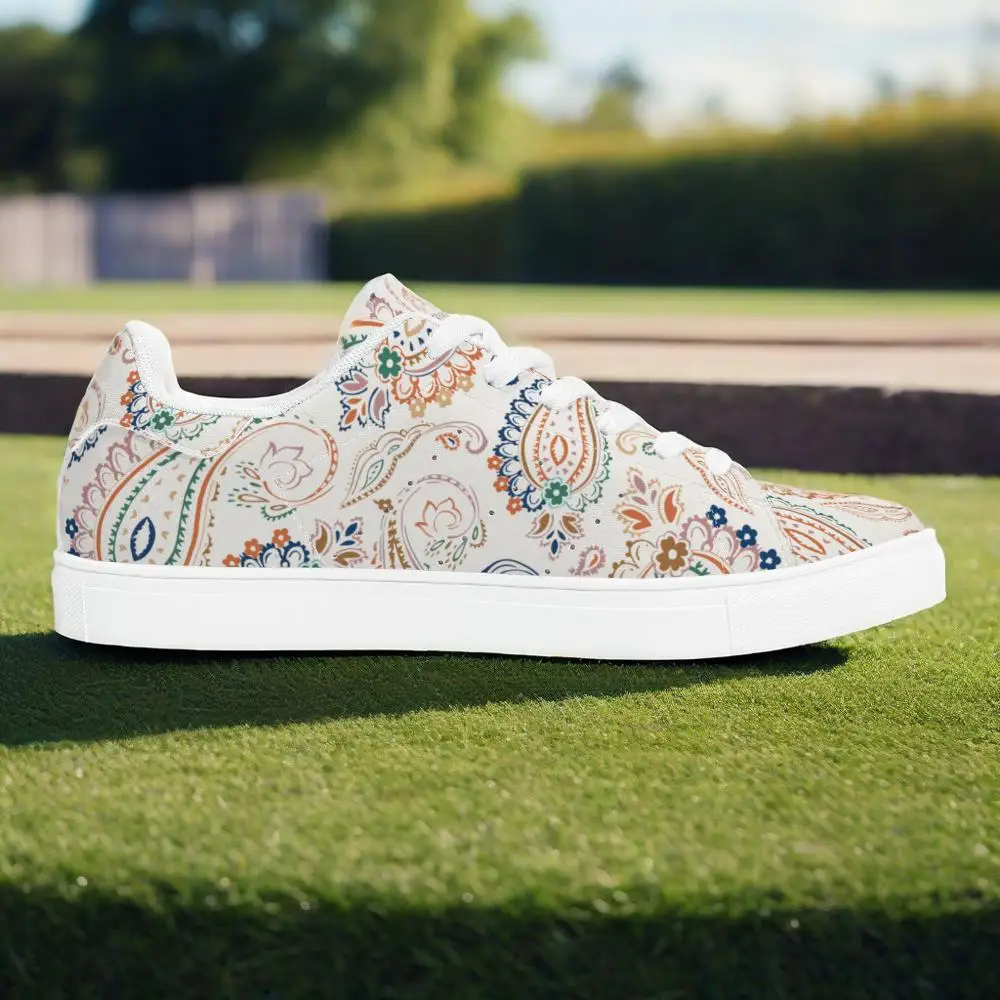 أحذية رياضية كاجوال عصرية مطبوعة يدويًا باللون الأبيض الكلاسيكي، أحذية رياضية بيضاء أنيقة ومتعددة الاستخدامات #1