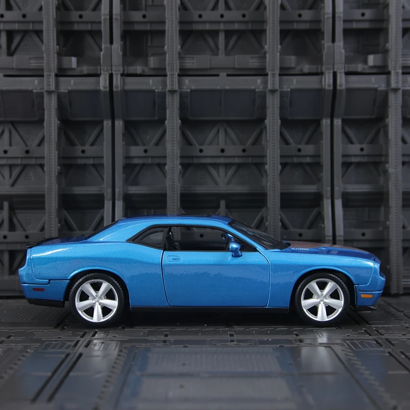 

Модель автомобиля Maisto 1:24, Dodge Challenger SRT8 2008 года, из сплава, с открывающимися дверями, тщательно выполненная, высокого качества.