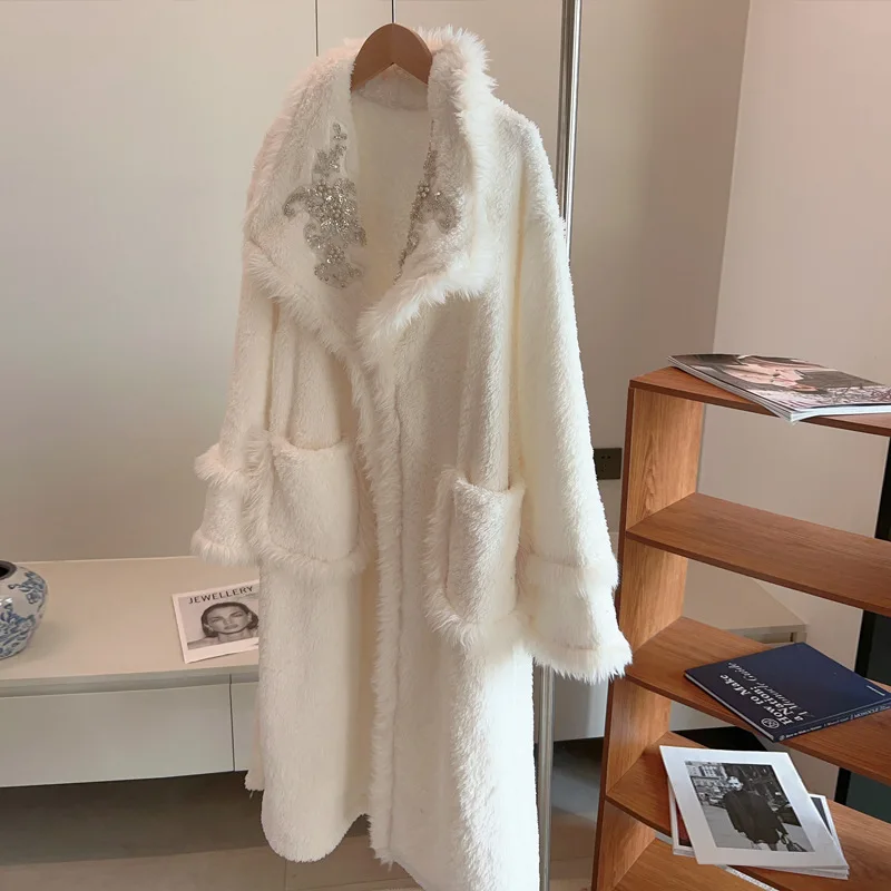 

Autumn and Winter Coral Velvet Bathrobe Embroidered Extended Version Thickened flannel Sleeping Robe Women's Home Clothing