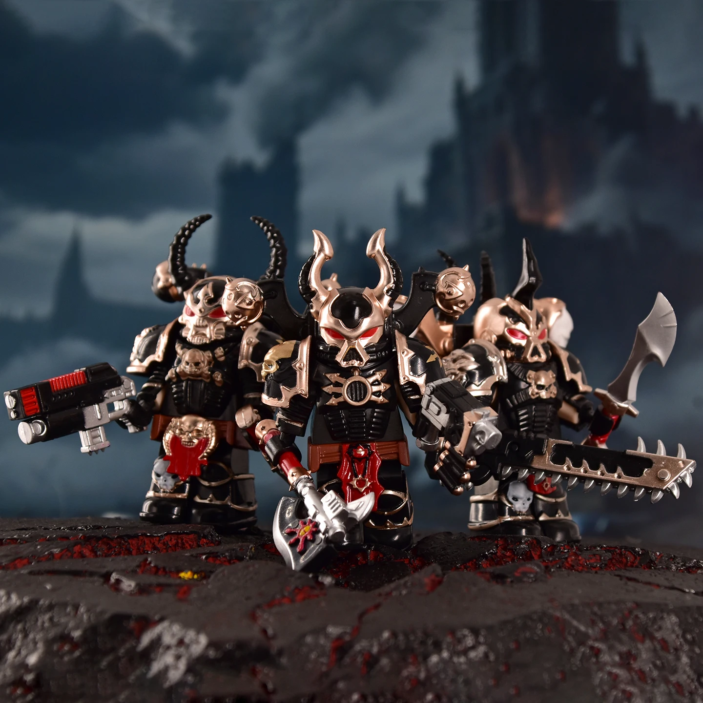 Figuras de Chaos Space Marine con Armadura Intrincada, CSM con Múltiples Armas (Lanza/Hacha/Pistola), Legión Negra, Coleccionable de Fantasía Oscura