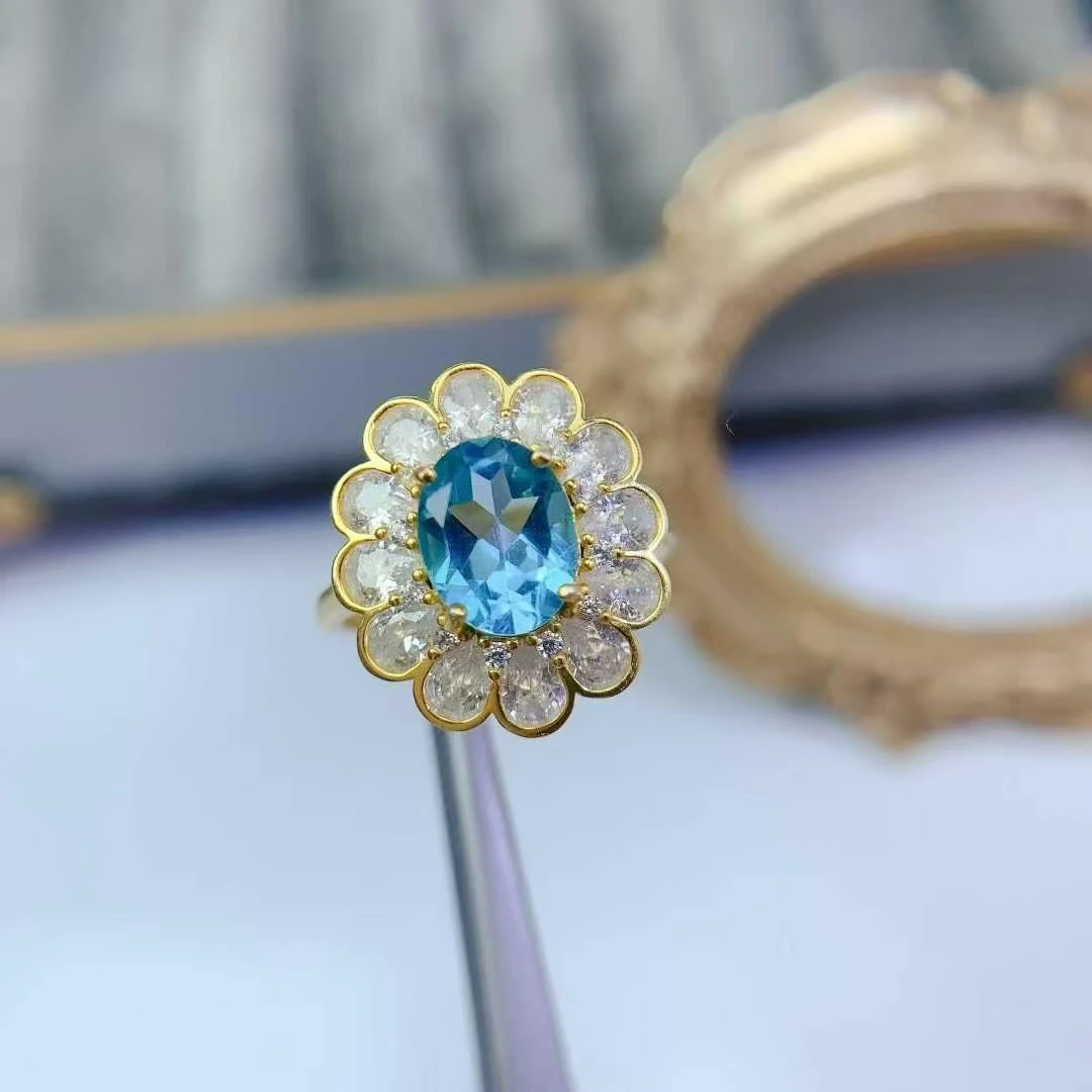 

Серебряное кольцо 925 пробы Светло-голубое кольцо с топазом 7 мм * 9 мм 1,5 карата Ювелирные изделия из натурального топаза Классический цветочный дизайн Ювелирные изделия из стерлингового серебра с драгоценными камнями