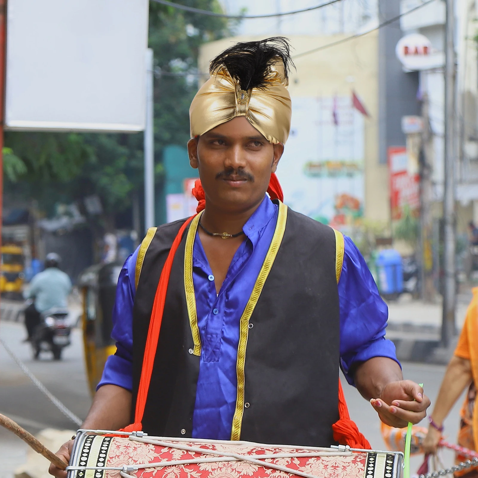 

Elegant Hat with Golden Plume for Masquerade Halloween Party Cosplay Stage Performance Turban Style Costume