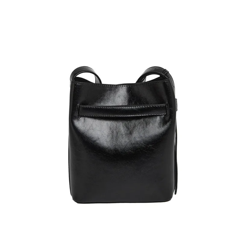 

New High-end Black Bucket Messenger Bag Women's Shoulder Bag Underarm Versatile Commuter Bag Exquisite Simple Casual Fashion