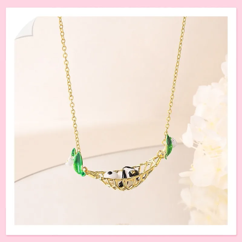 

Изысканное простое колье-цепочка на ключицы с подвеской в виде милой панды в стиле сказочной идиллии, с эффектом капельной глазури, для создания нежного образа