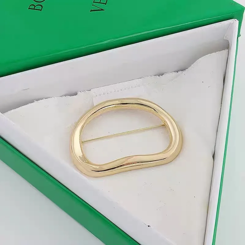 

French Minimalist Style Gold Metal Brooch for Women Pin Unique Design Unusual Shape Suit And Coat Accessory for Business Commuti