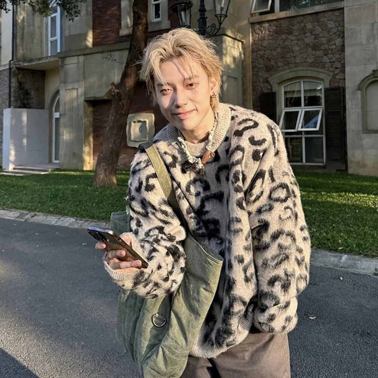 

Свободный трикотаж с леопардовым принтом для мужчин, теплый молодежный свитер на осень-зиму из полиэфирного волокна, длинный свитер с бейсбольным воротником све