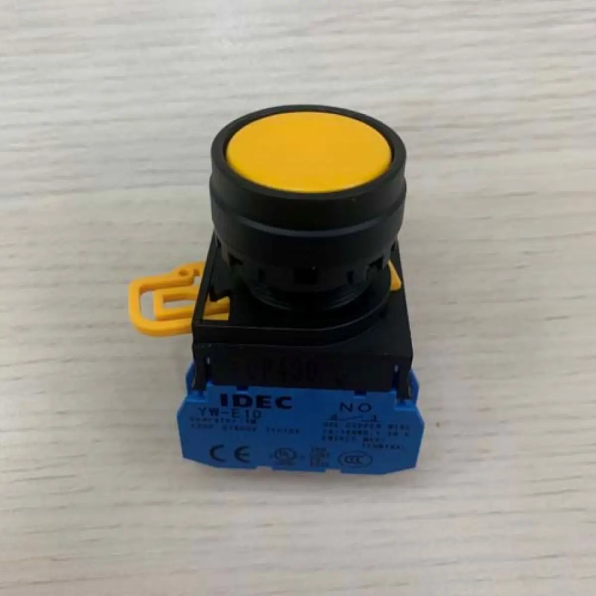 

YW1B-M1E10Y 22mm | 1NO yellow YW series black frame flat head button PB SWITCH, SPST-NO, 10A, 120VAC, SCREW