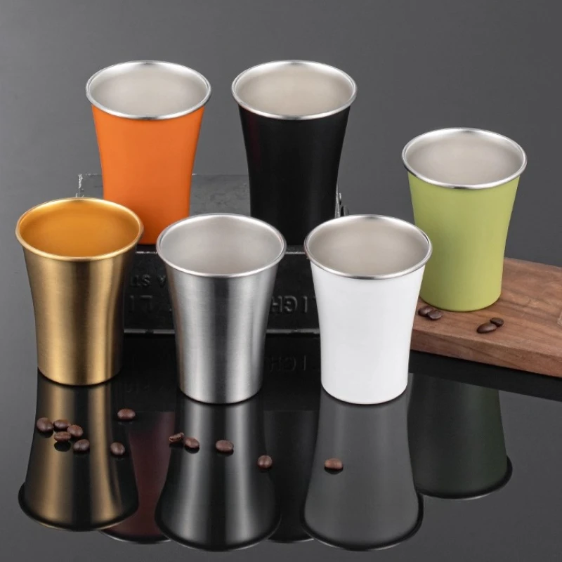 كوب تخييم محمول من الفولاذ المقاوم للصدأ - كوب خفيف الوزن ومتين للتخييم وحقائب الظهر والنزهات والقهوة الساخنة والبيرة الباردة