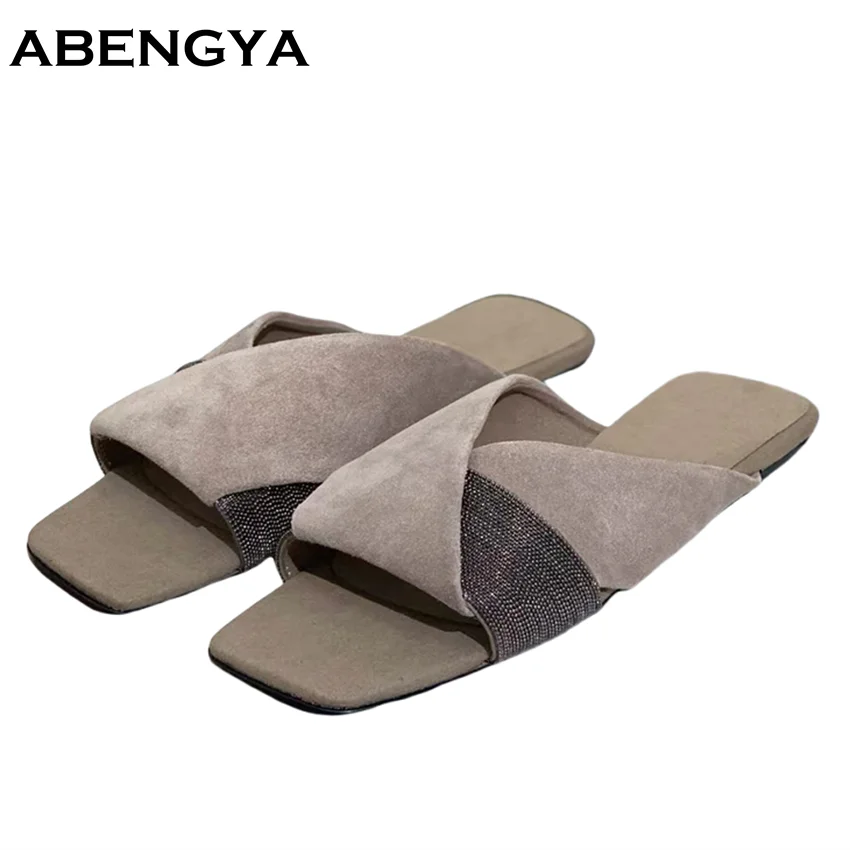 

Новые тапочки на плоской подошве, женские замшевые летние туфли с перекрестными ремешками для женщин, шлепанцы с цепочкой и бусинами, модные удобные женские тапочки