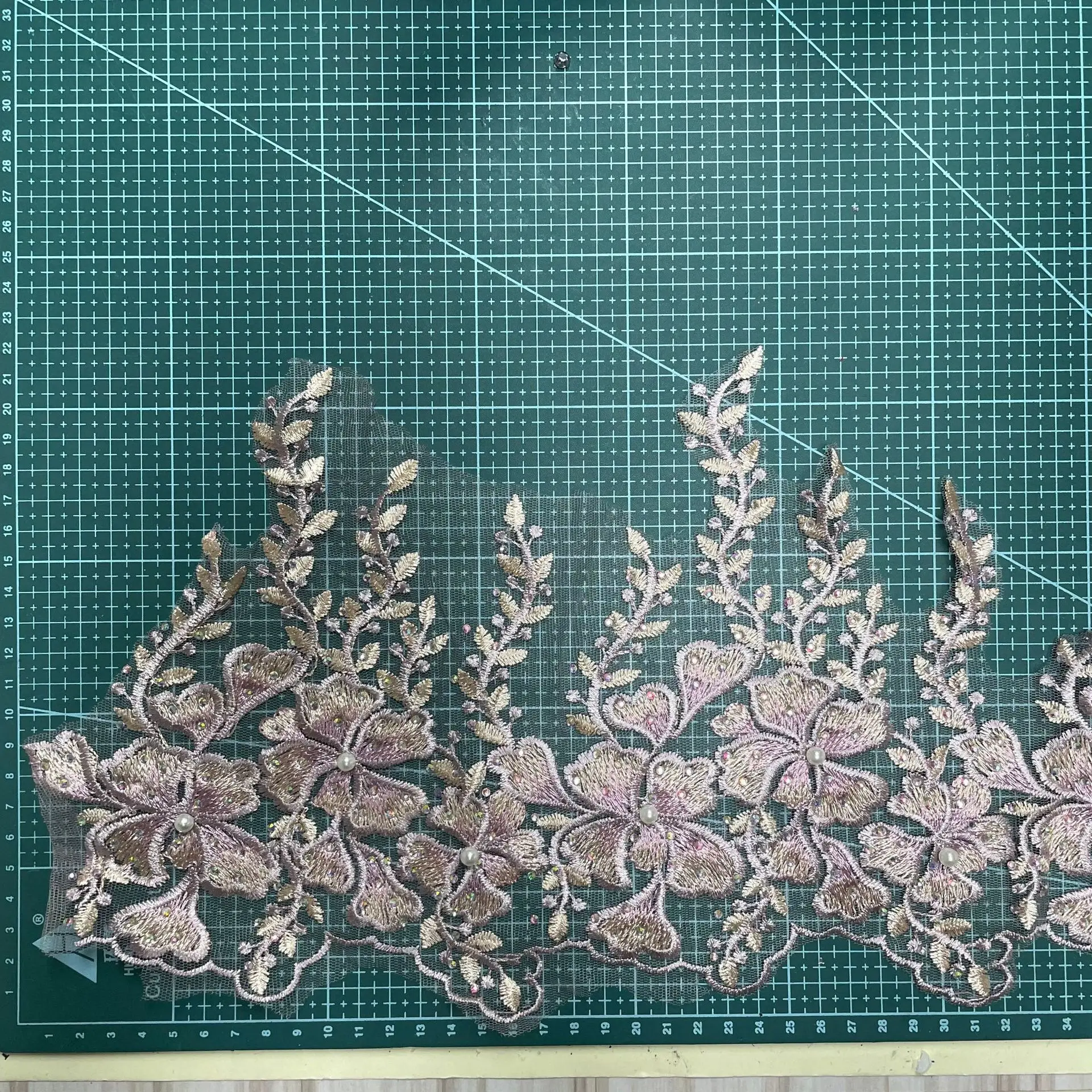 Perlenbesetzte Spitze, Stickerei, Spitzenbesatz, Hochzeitskleid, Schleier, Kinderkleidung, Kopfschmuck, DIY, modisch, stilvoll