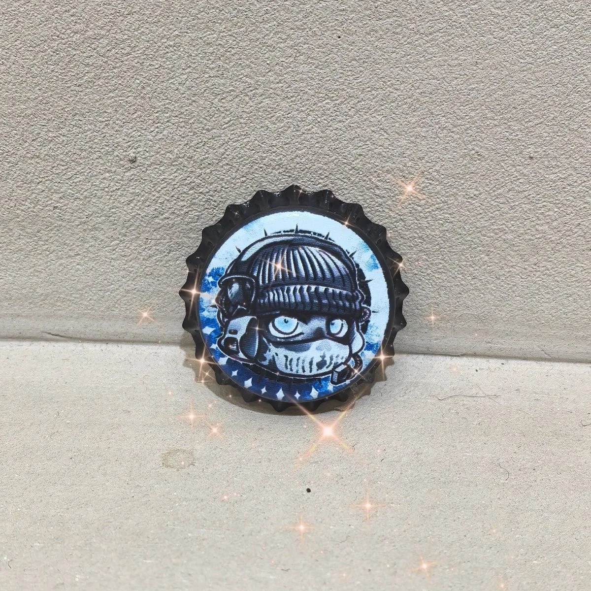 La mercancía de cosplay del juego Call of Duty de bacalao presenta cinco insignias de tapa de botella del tesoro