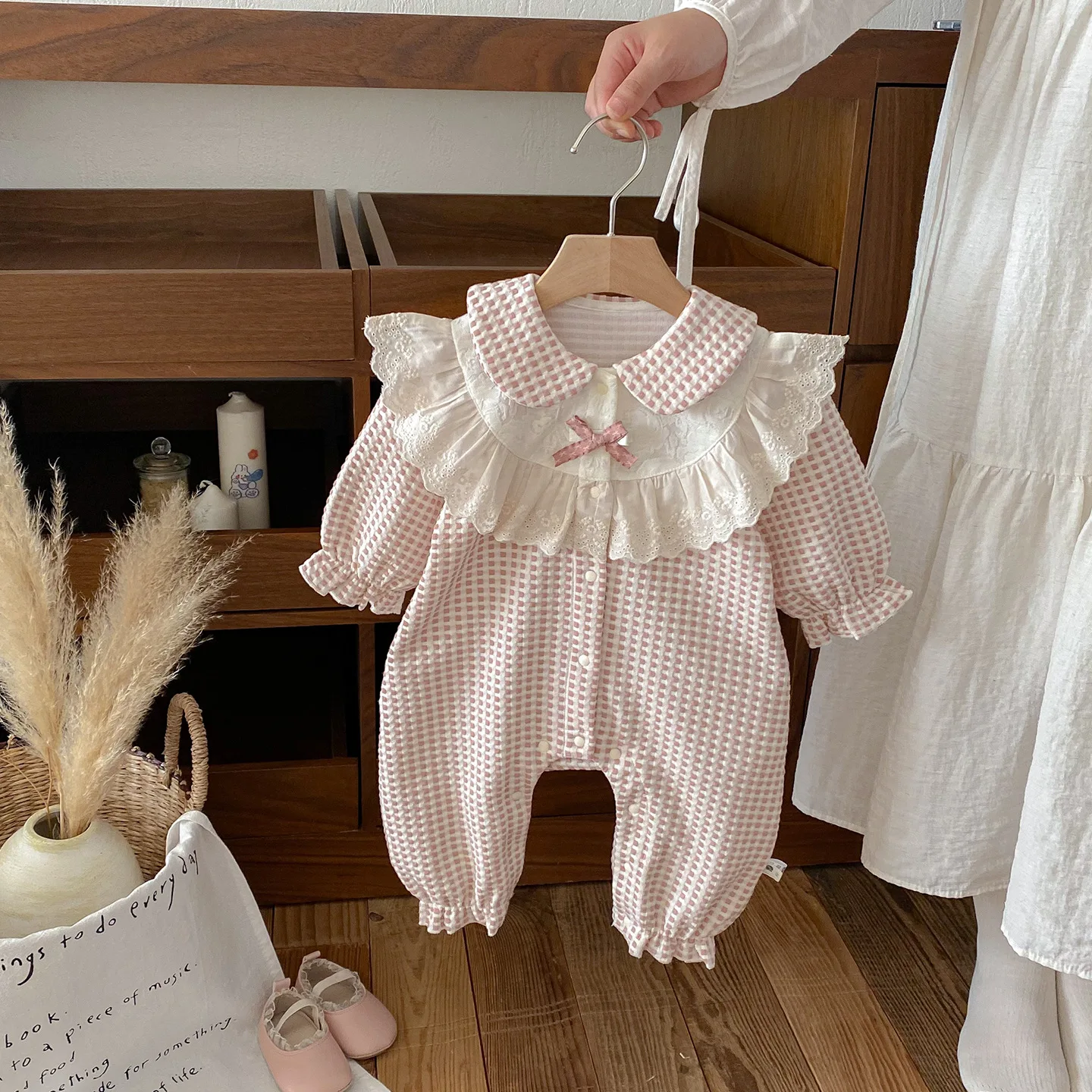 

2025 Autumn Toddler Girls Jumpsuits Doll Collar Lace Hem Infant Baby Grils Bodysuits Single-breasted 0-2Y Baby Girls Rompers