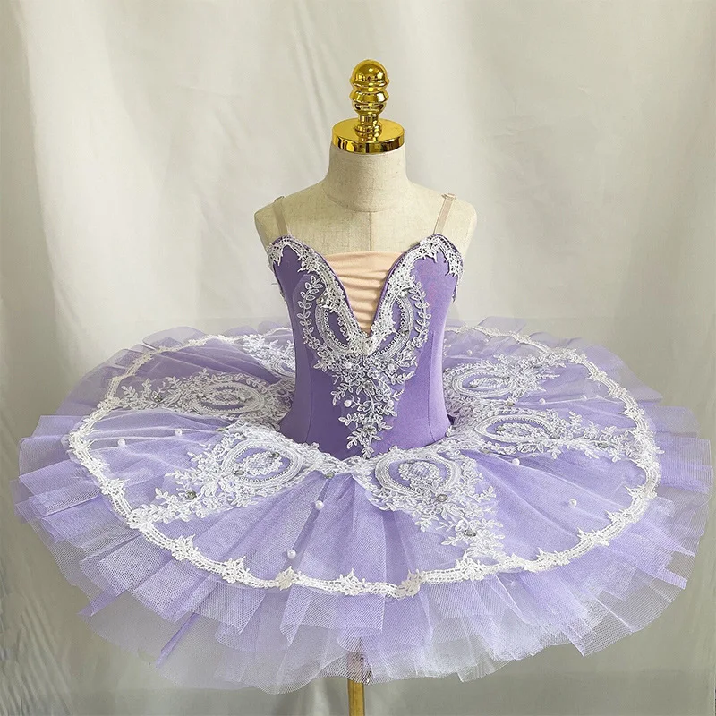 Neue süße Ballettkostüme mit bestickten Hosenträgern, flauschige Mesh-Bühnenkostüme, mittelgroße und kleine Kinderkostüme für Aufführungen.