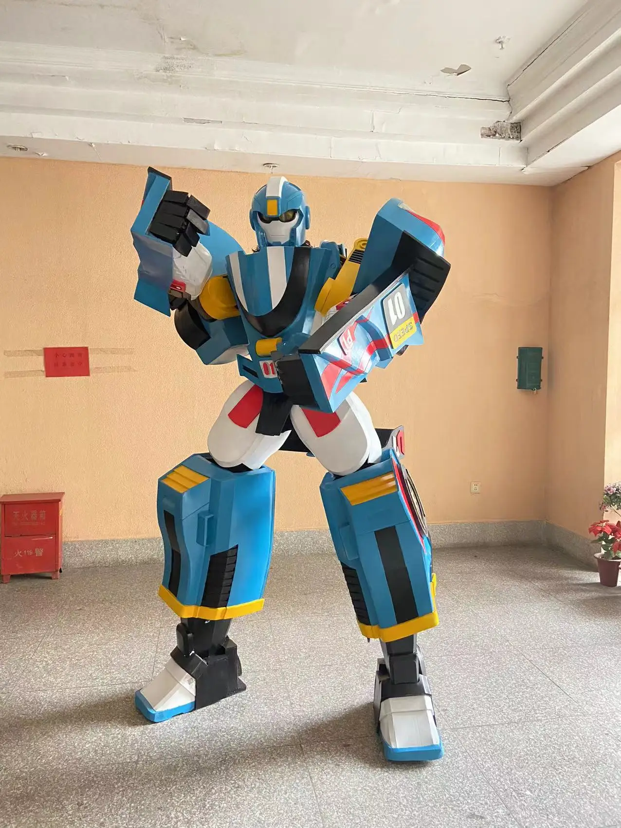 

Роботы могут носить деформируемую человеческую версию Optimus Prime stage robot performance armor