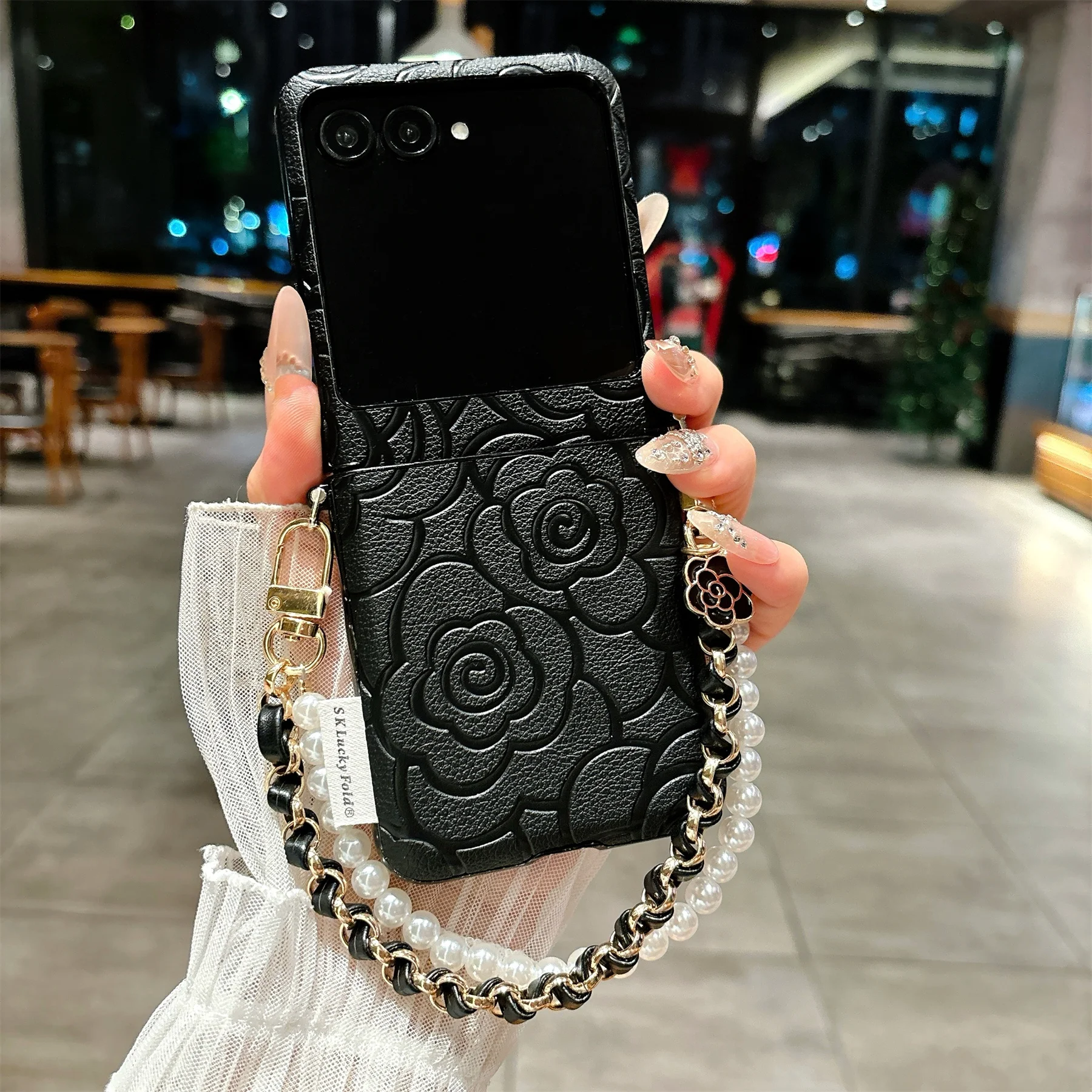 

Противоударный чехол для телефона Motorola Razr 50, Razr 50 Ultra, 50ultra, 60 Ultra с дизайном «Корейская камелия» и кожаным браслетом-цепочкой с жемчугом