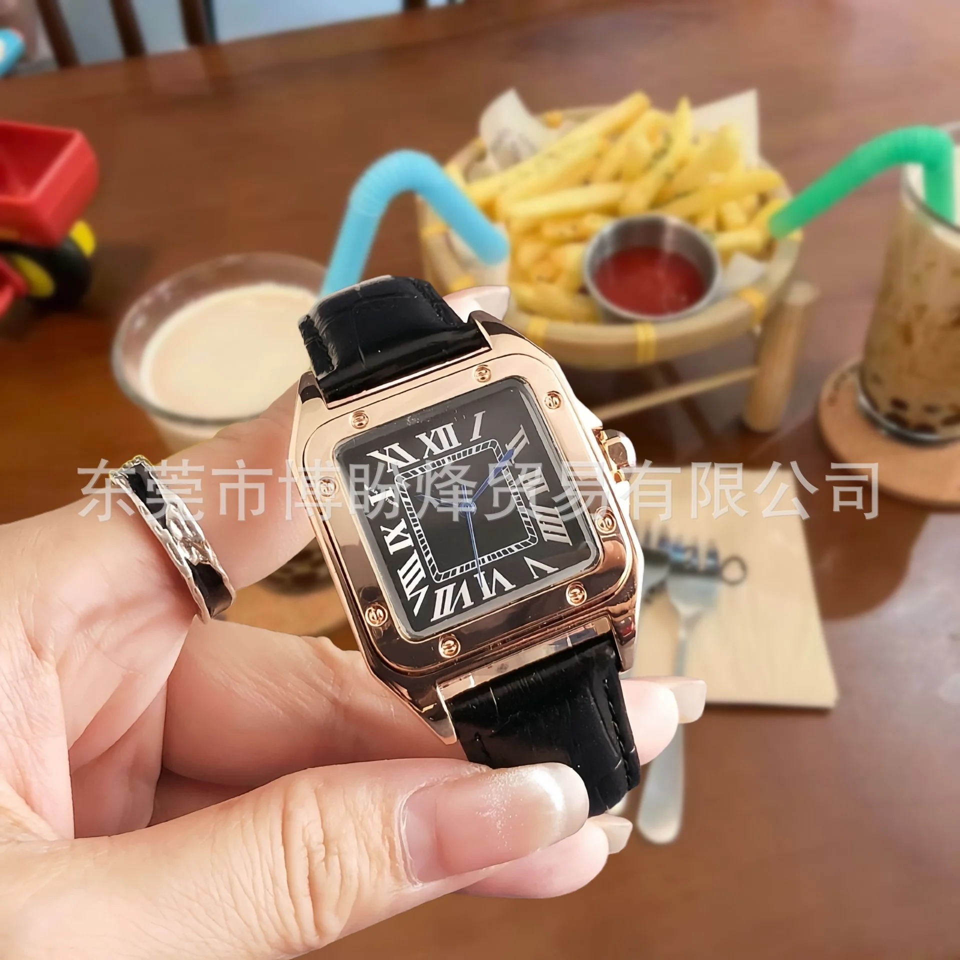 ساعة نسائية أصلية فاخرة مصممة بعلبة مربعة جديدة وبسيطة وأنيقة وحركة كوارتز ذات مظهر عالي وجودة عالية