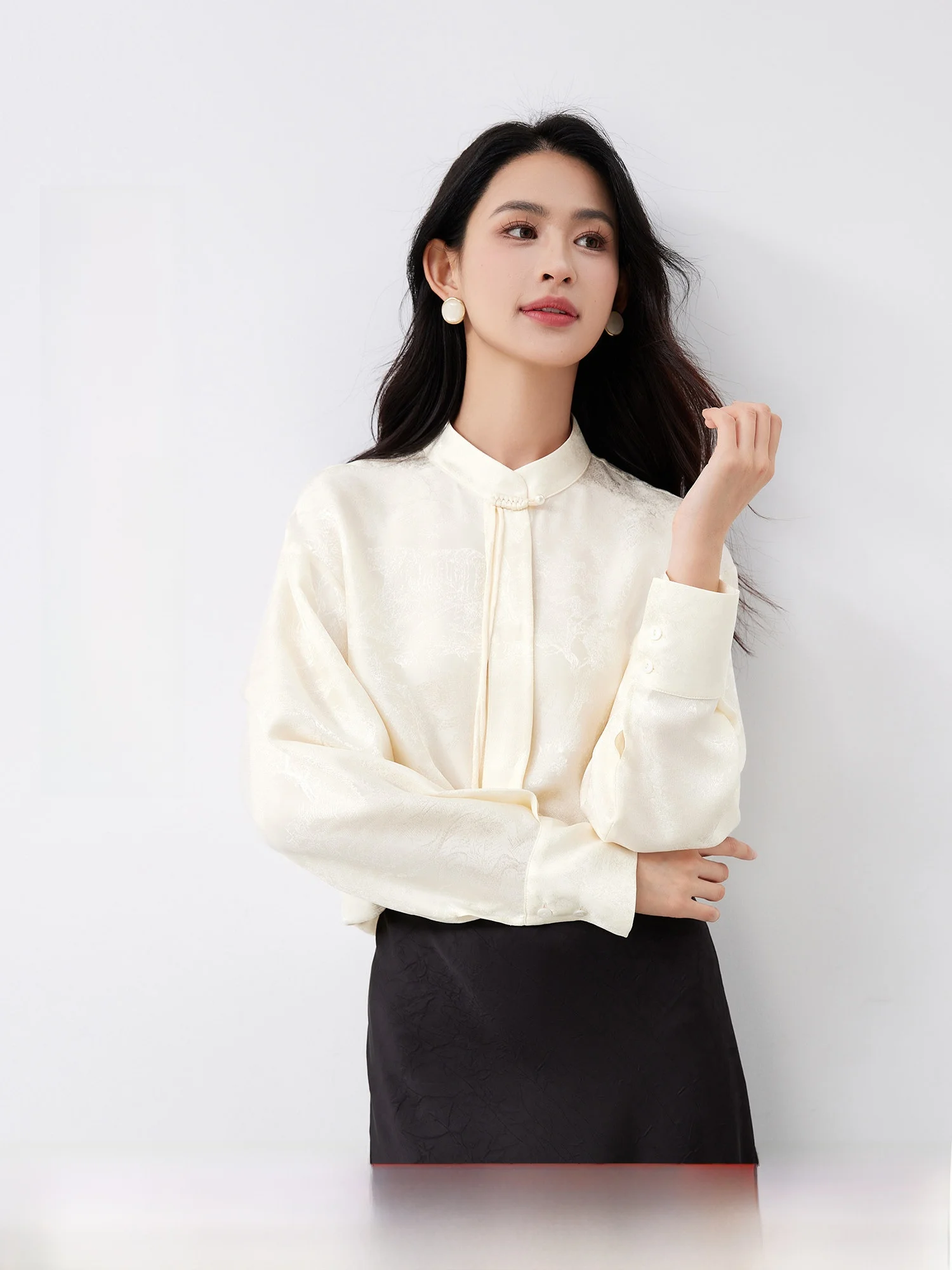 

Роскошная женская модная блузка Mijor Quali из шелкового сатина 9 момме с вышивкой, воротником-стойкой на пуговицах и двойным слоем плиссировки