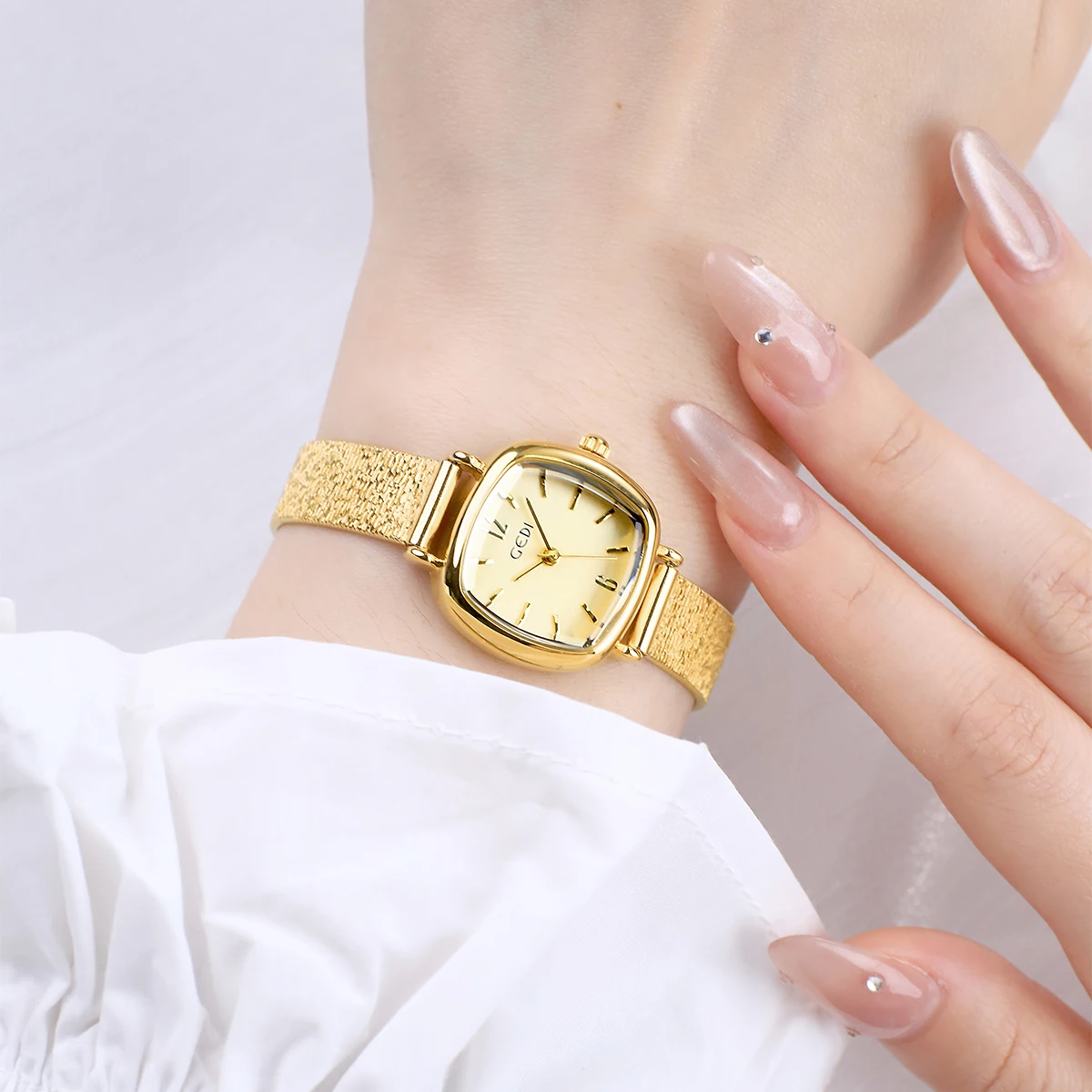 ساعات GEDI كلاسيكية مربعة الشكل للنساء، ساعة تناظرية كوارتز عصرية ذات جودة عالية من الفولاذ المقاوم للصدأ بحزام ملفوف باللون الذهبي