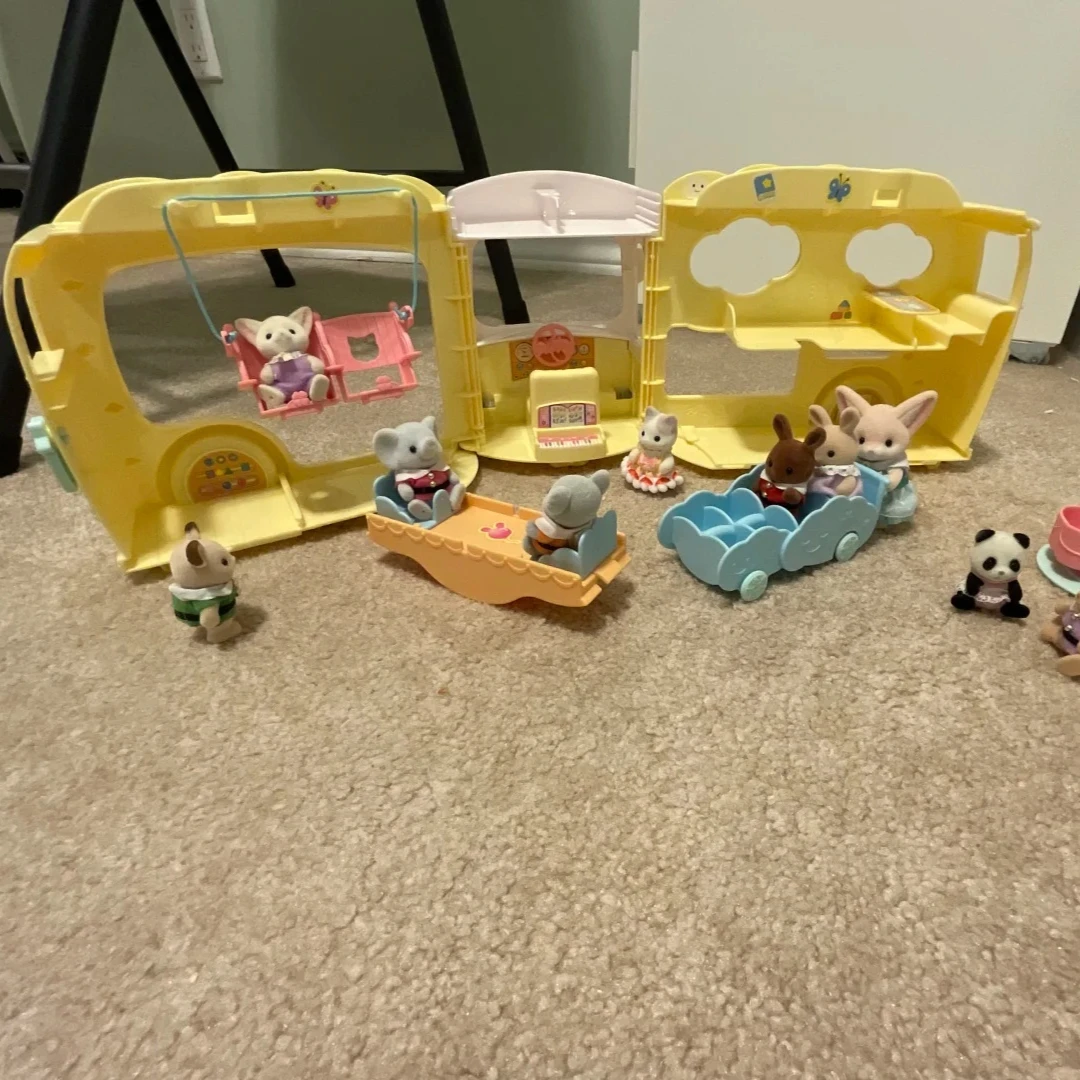 在庫あり シルバニアファミリー レインボーファン保育園バス ミニチュアカーおもちゃ 女の子向け 子供向け ごっこ遊びアクセサリー クリスマスプレゼント