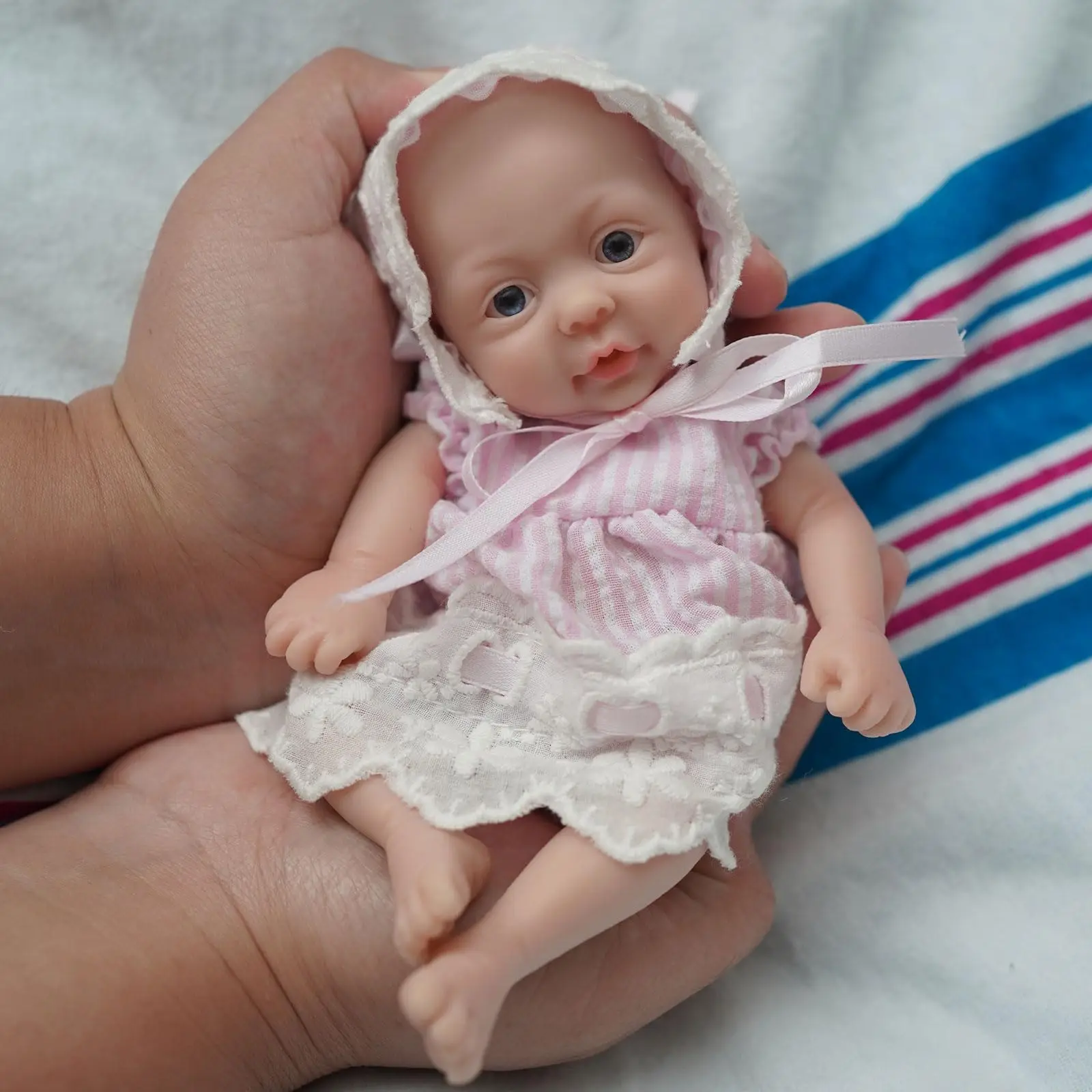 7 Zoll Mini Silikon Reborn Baby Puppe Ella Realistische Neugeborenen-Puppe für Halloween, Erntedankfest, Weihnachtsgeschenk – Detail 6