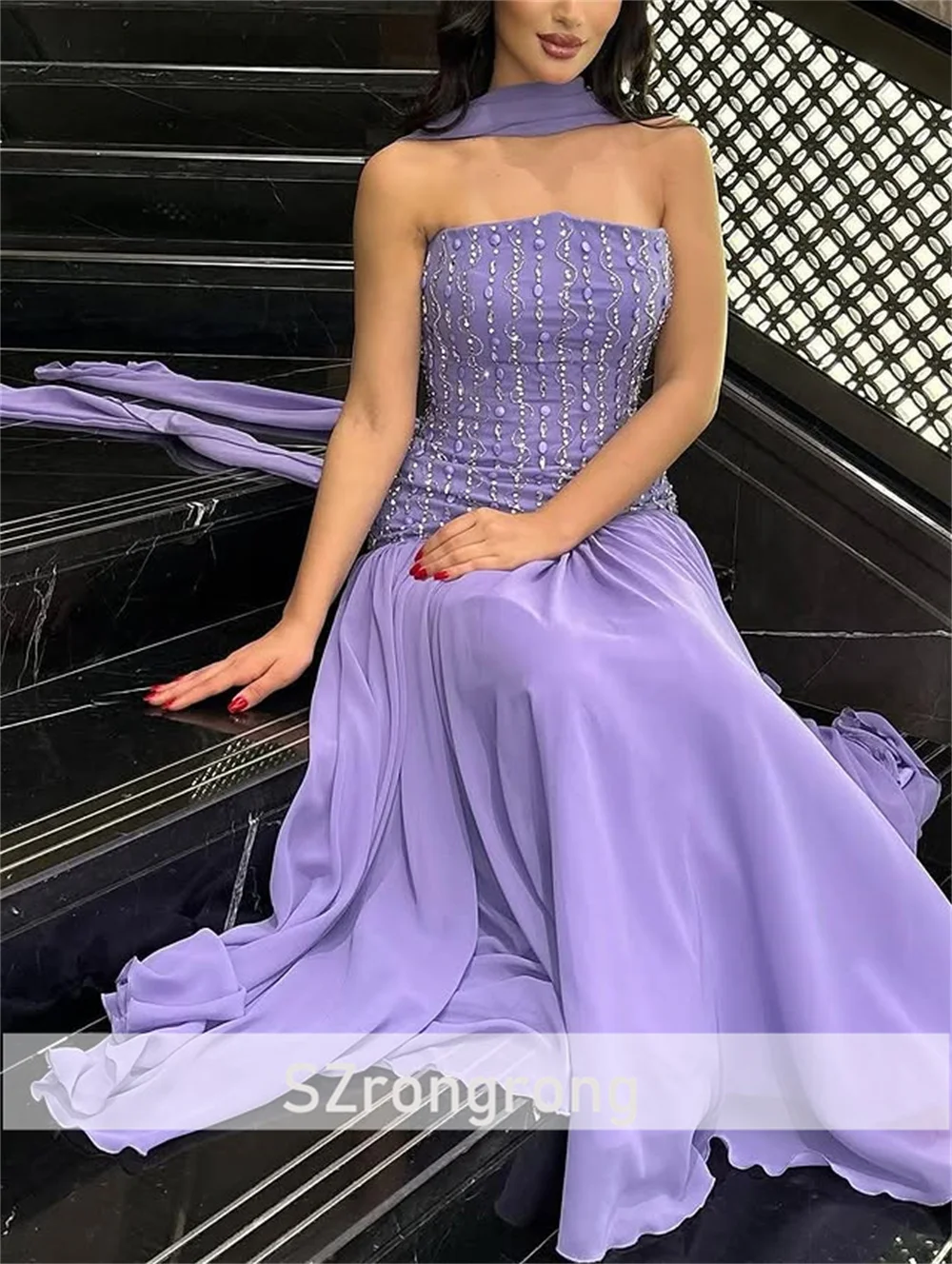 Dramatisches, saudi-arabisches A-Linien-Kleid aus Chiffon mit U-Boot-Kragen, rückenfrei, langes, perlenbesetztes Kristall-Abendkleid für maßgeschneiderte Brautlässe