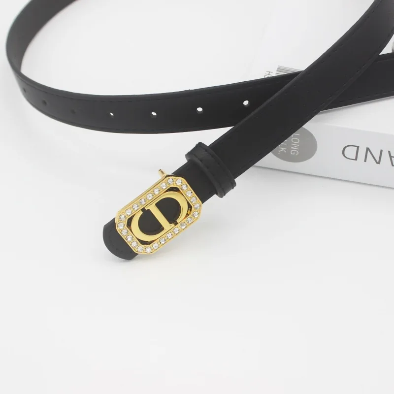 La cintura in stile retrò francese è alla moda e semplice. È una nuovissima cintura in denim a vita stretta in pelle di fascia alta nel 2025