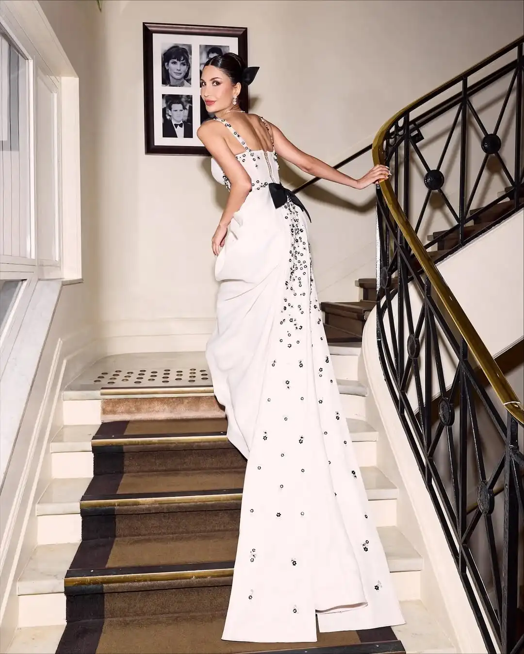 فستان سهرة أنيق مزين بالترتر المطرز من Ofherown مع ذيل فيونكة على شكل حرف a وحزام سباغيتي مطوي فستان حفلات فيستدوس دي فييستا